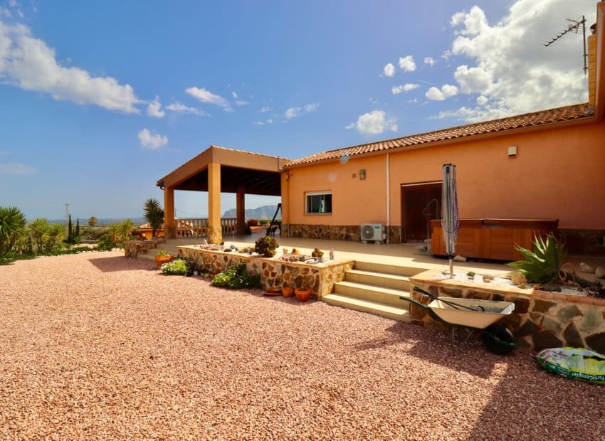 4 bedroom Villa for sale in Albatera with pool - € 540,000 (Ref: 9840628)