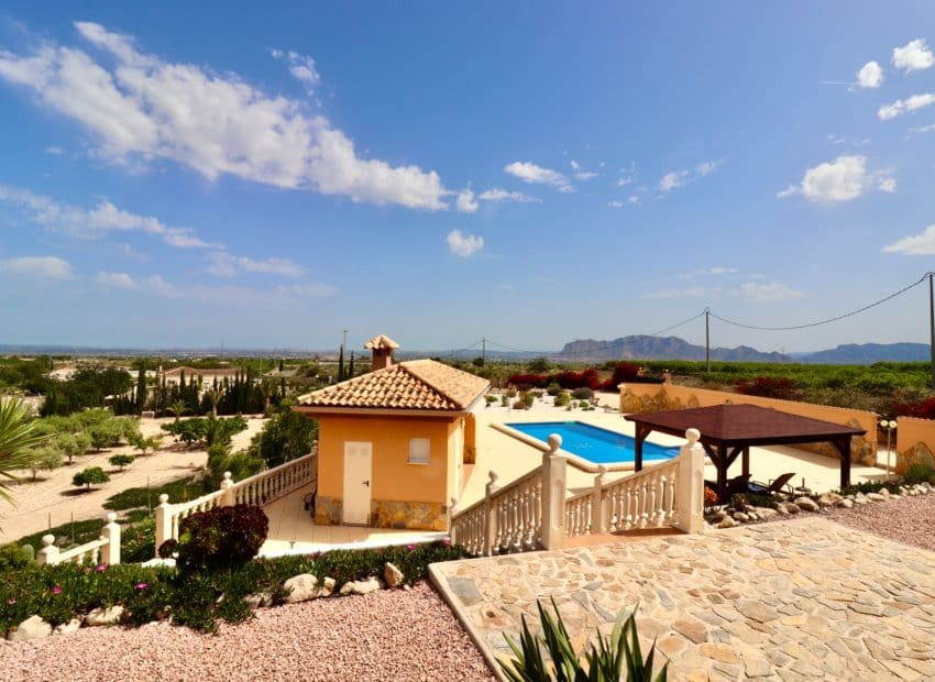 4 bedroom Villa for sale in Albatera with pool - € 540,000 (Ref: 9840628)
