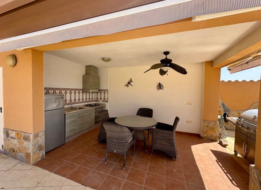 4 bedroom Villa for sale in Albatera with pool - € 540,000 (Ref: 9840628)