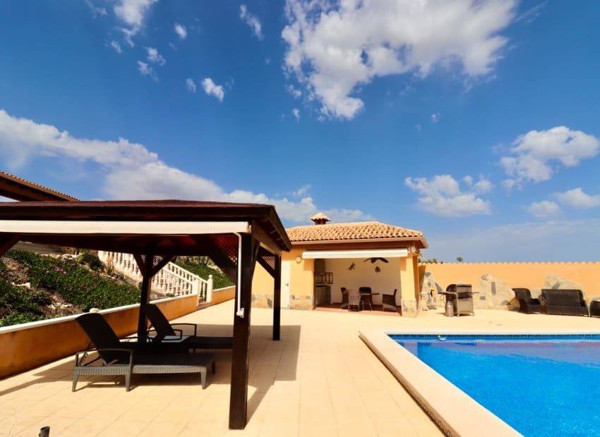 4 bedroom Villa for sale in Albatera with pool - € 540,000 (Ref: 9840628)