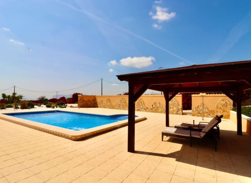4 bedroom Villa for sale in Albatera with pool - € 540,000 (Ref: 9840628)