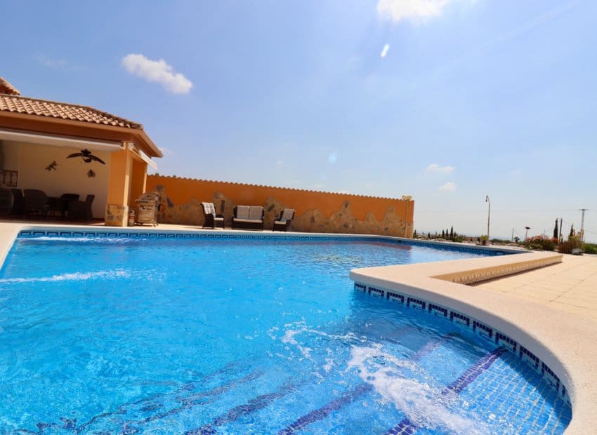 4 bedroom Villa for sale in Albatera with pool - € 540,000 (Ref: 9840628)