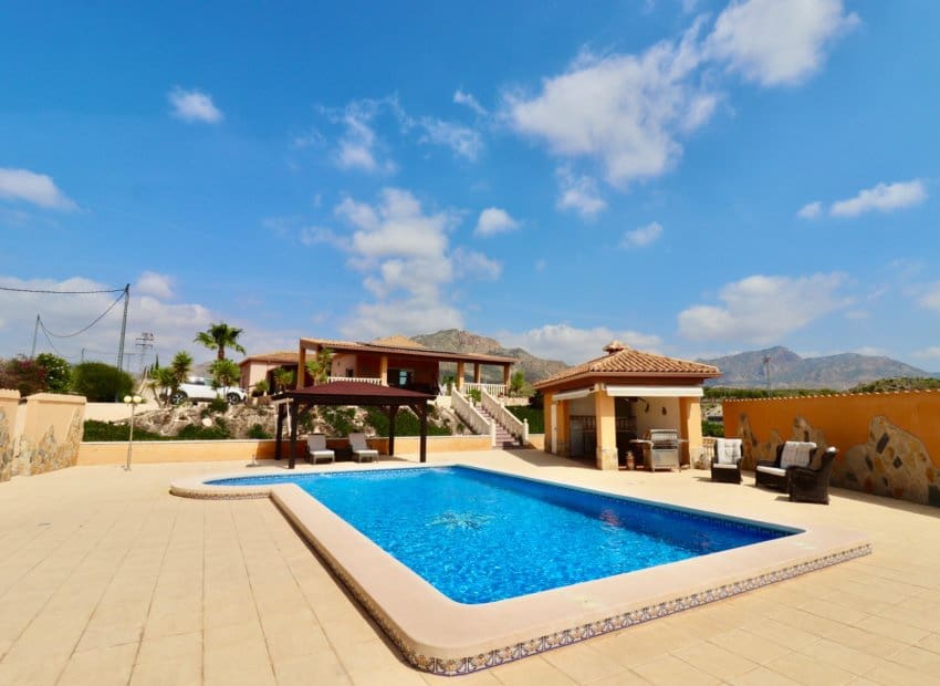 4 bedroom Villa for sale in Albatera with pool - € 540,000 (Ref: 9840628)