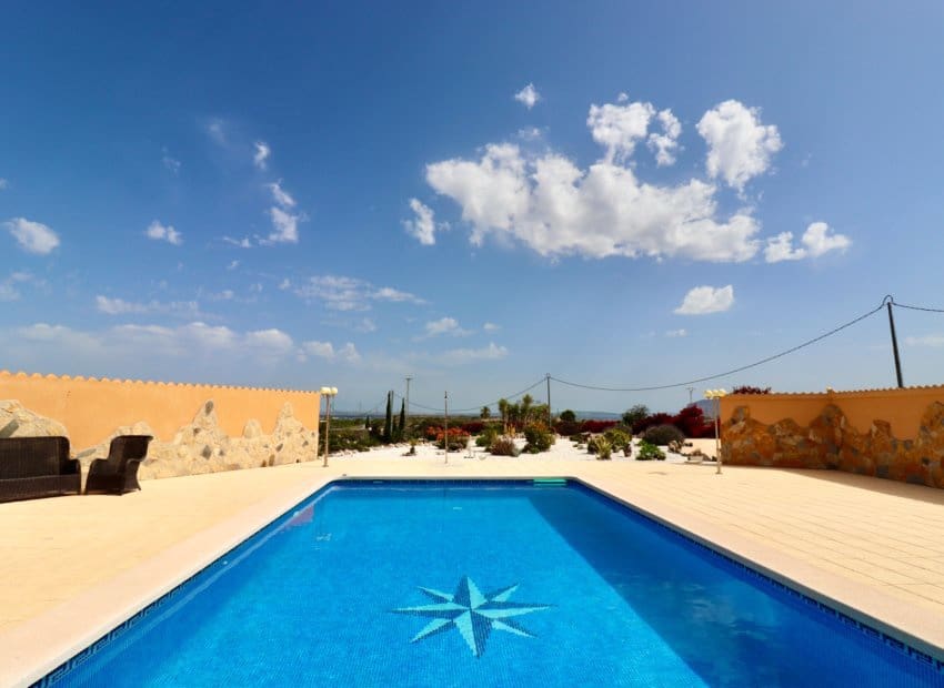 4 bedroom Villa for sale in Albatera with pool - € 540,000 (Ref: 9840628)