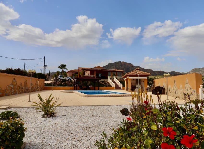 4 bedroom Villa for sale in Albatera with pool - € 540,000 (Ref: 9840628)