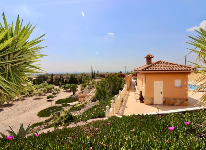 4 bedroom Villa for sale in Albatera with pool - € 540,000 (Ref: 9840628)