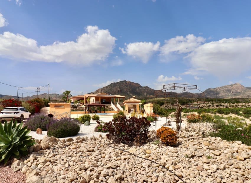 4 bedroom Villa for sale in Albatera with pool - € 540,000 (Ref: 9840628)