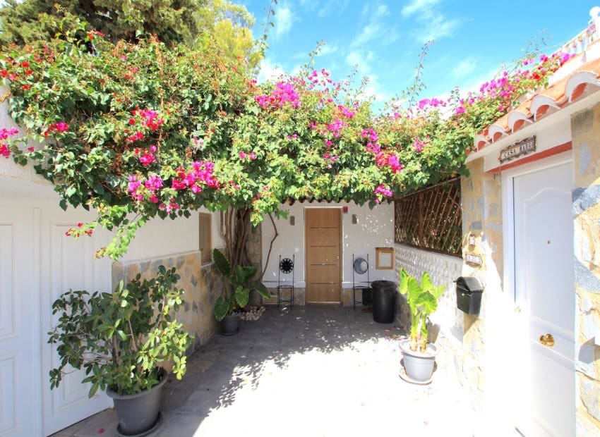 3 bedroom Villa for sale in Orihuela Costa with pool - € 395,000 (Ref: 9841060)