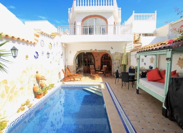 3 makuuhuone Huvila myytävänä paikassa La Zenia, Orihuela mukana uima-altaan - 395 000 € (Ref: 9841060)