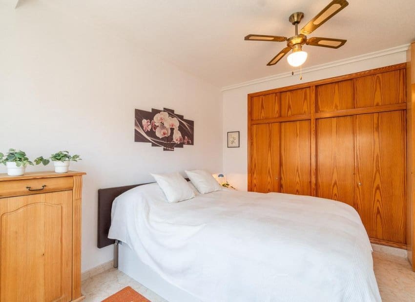 Chalet de 2 habitaciones en Orihuela Costa en venta con piscina - 264.000 € (Ref: 9841063)