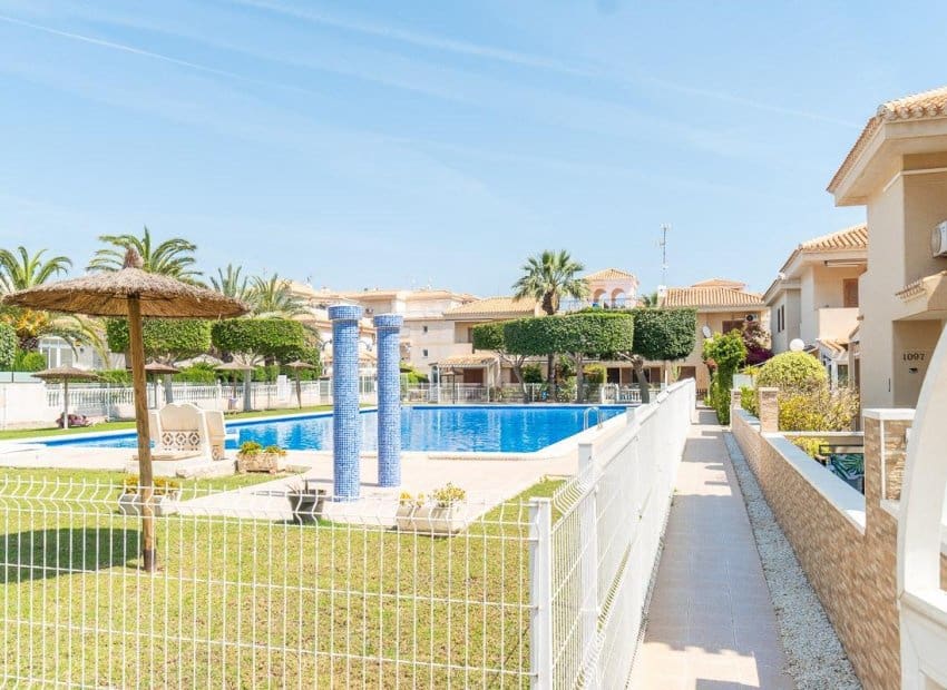 Chalet de 2 habitaciones en Orihuela Costa en venta con piscina - 264.000 € (Ref: 9841063)