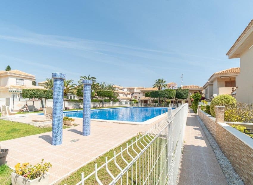 Chalet de 2 habitaciones en Orihuela Costa en venta con piscina - 264.000 € (Ref: 9841063)