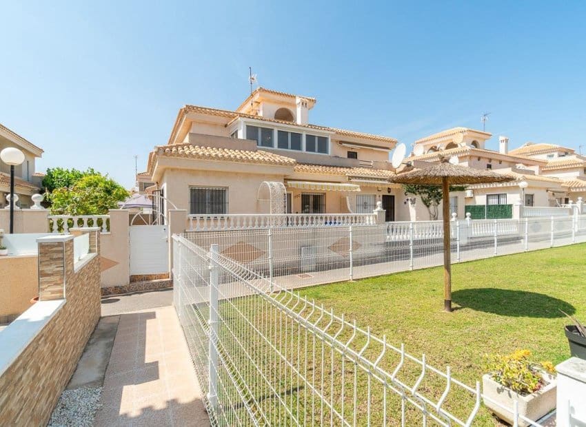 Chalet de 2 habitaciones en Orihuela Costa en venta con piscina - 264.000 € (Ref: 9841063)