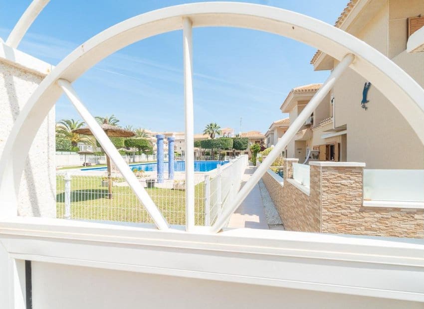 Chalet de 2 habitaciones en Orihuela Costa en venta con piscina - 264.000 € (Ref: 9841063)