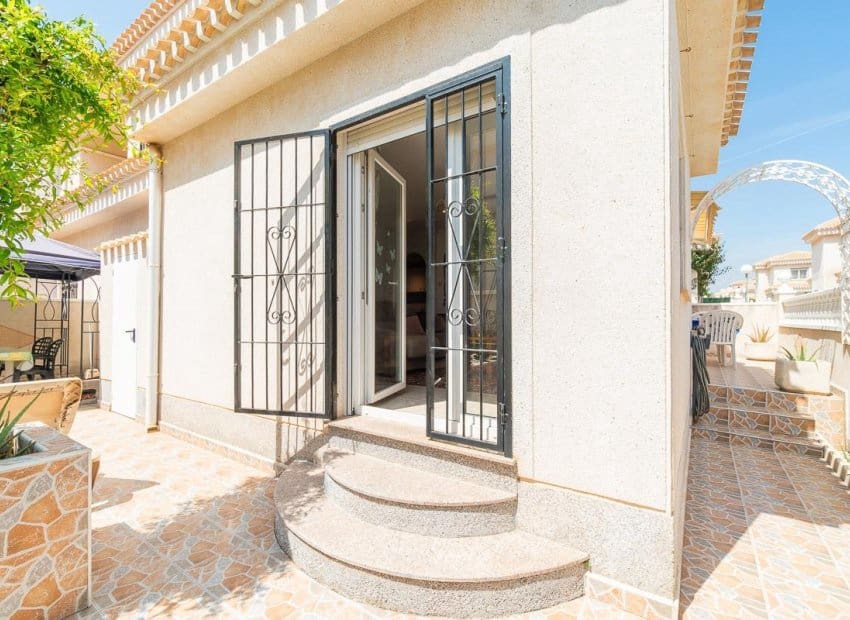 Chalet de 2 habitaciones en Orihuela Costa en venta con piscina - 264.000 € (Ref: 9841063)