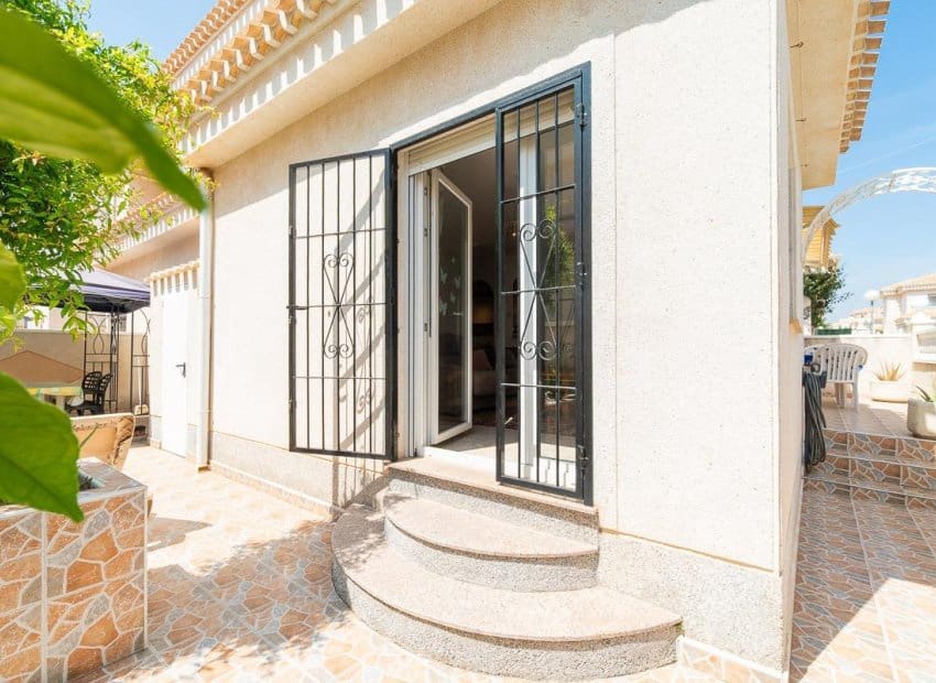 Chalet de 2 habitaciones en Orihuela Costa en venta con piscina - 264.000 € (Ref: 9841063)