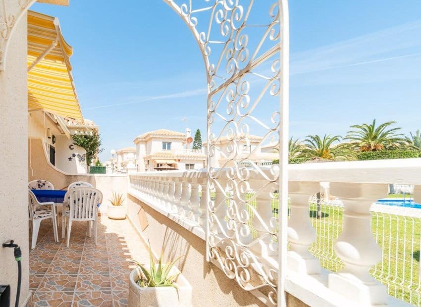 Chalet de 2 habitaciones en Orihuela Costa en venta con piscina - 264.000 € (Ref: 9841063)