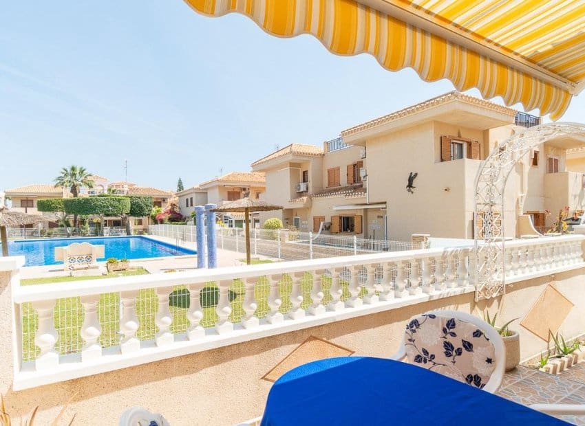 Chalet de 2 habitaciones en Orihuela Costa en venta con piscina - 264.000 € (Ref: 9841063)