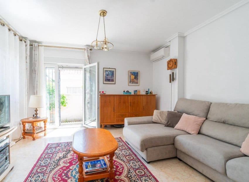 Chalet de 2 habitaciones en Orihuela Costa en venta con piscina - 264.000 € (Ref: 9841063)
