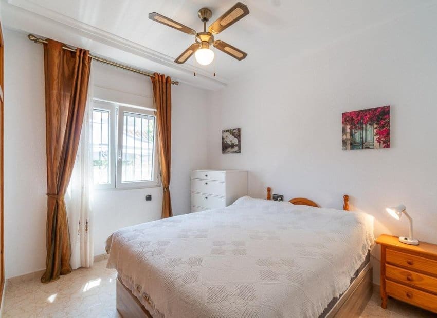 Chalet de 2 habitaciones en Orihuela Costa en venta con piscina - 264.000 € (Ref: 9841063)