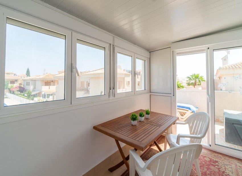 Chalet de 2 habitaciones en Orihuela Costa en venta con piscina - 264.000 € (Ref: 9841063)