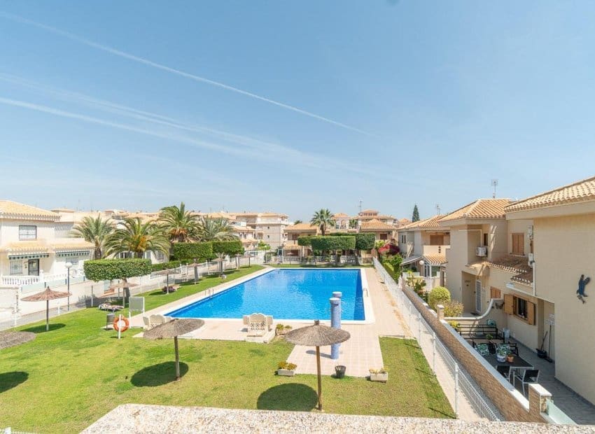 Chalet de 2 habitaciones en Orihuela Costa en venta con piscina - 264.000 € (Ref: 9841063)