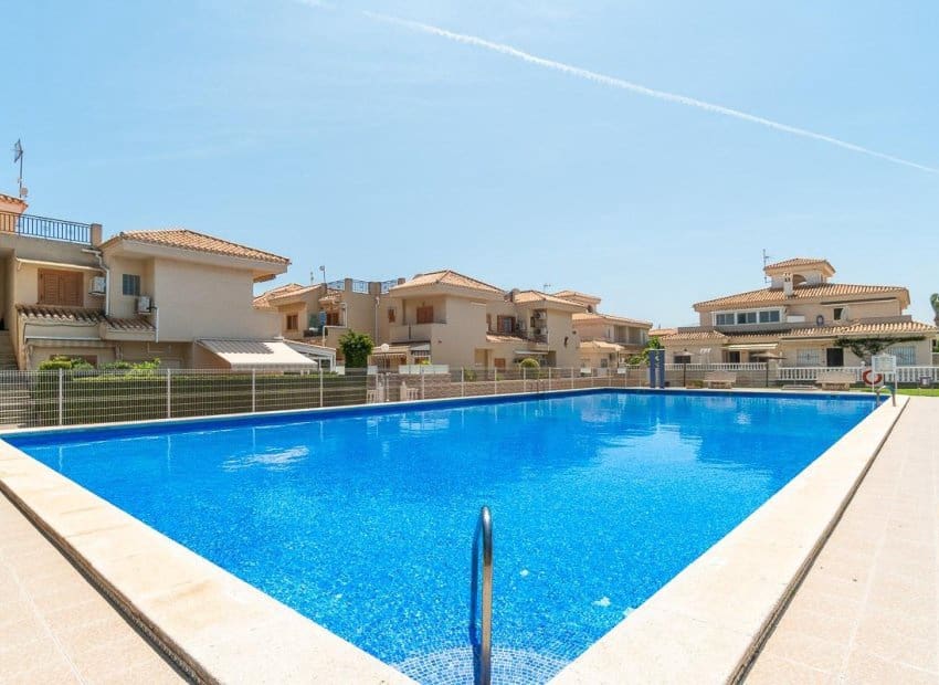 Chalet de 2 habitaciones en Orihuela Costa en venta con piscina - 264.000 € (Ref: 9841063)