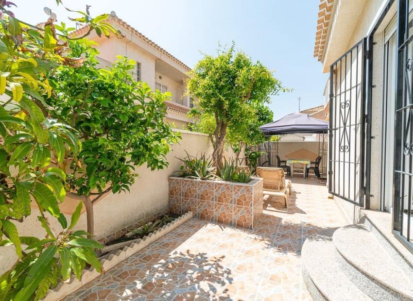 Chalet de 2 habitaciones en Orihuela Costa en venta con piscina - 264.000 € (Ref: 9841063)