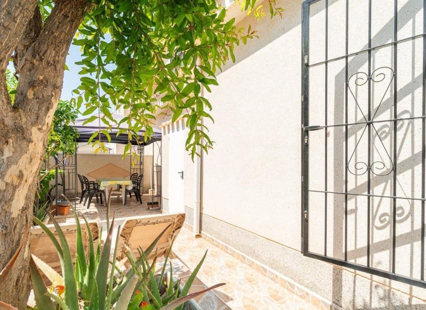 Chalet de 2 habitaciones en Orihuela Costa en venta con piscina - 264.000 € (Ref: 9841063)