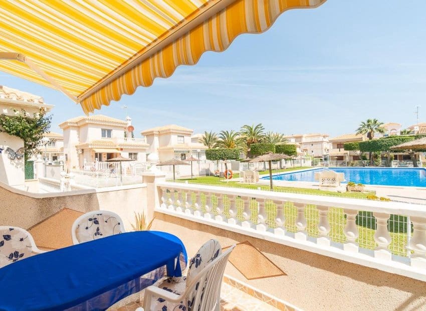 Chalet de 2 habitaciones en Orihuela Costa en venta con piscina - 264.000 € (Ref: 9841063)