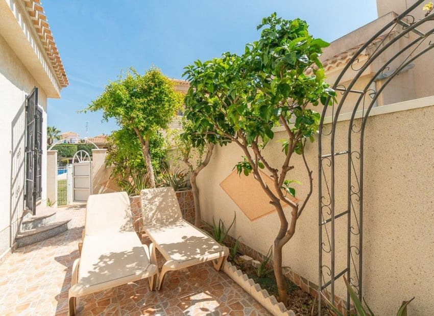 Chalet de 2 habitaciones en Orihuela Costa en venta con piscina - 264.000 € (Ref: 9841063)