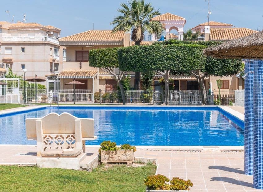 Chalet de 2 habitaciones en Orihuela Costa en venta con piscina - 264.000 € (Ref: 9841063)
