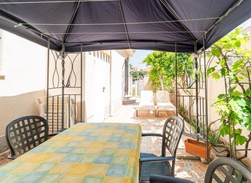 Chalet de 2 habitaciones en Orihuela Costa en venta con piscina - 264.000 € (Ref: 9841063)