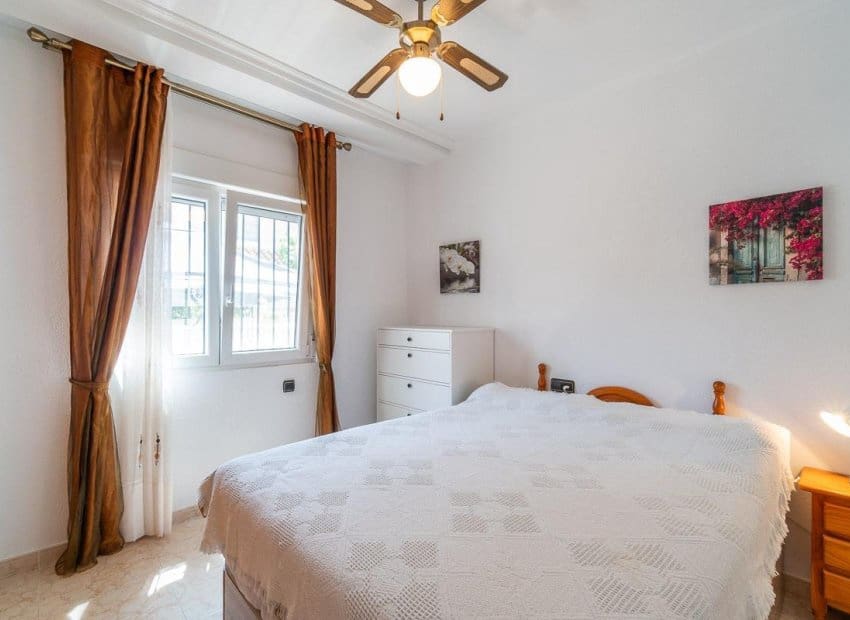 Chalet de 2 habitaciones en Orihuela Costa en venta con piscina - 264.000 € (Ref: 9841063)