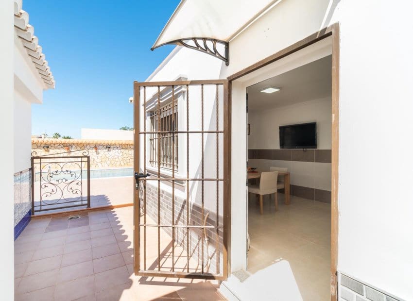 4 soveværelse Villa til salg i Torrevieja med swimmingpool - € 549.000 (Ref: 9841064)