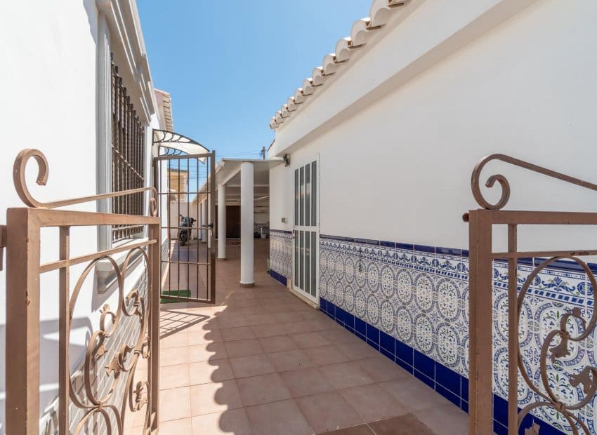 4 soveværelse Villa til salg i Torrevieja med swimmingpool - € 549.000 (Ref: 9841064)