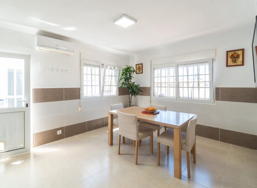 4 soveværelse Villa til salg i Torrevieja med swimmingpool - € 549.000 (Ref: 9841064)