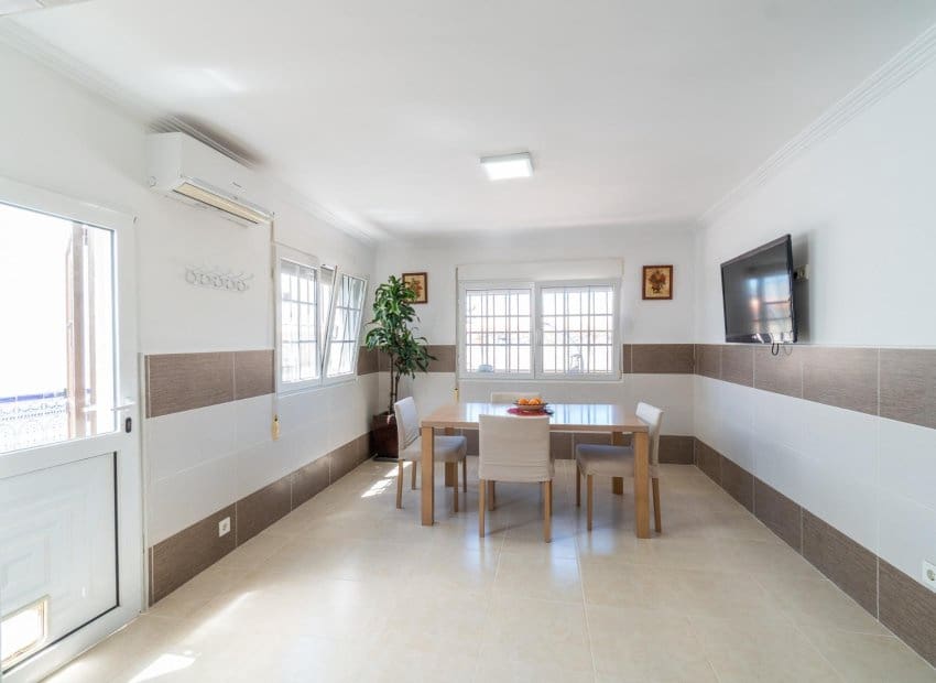4 soveværelse Villa til salg i Torrevieja med swimmingpool - € 549.000 (Ref: 9841064)