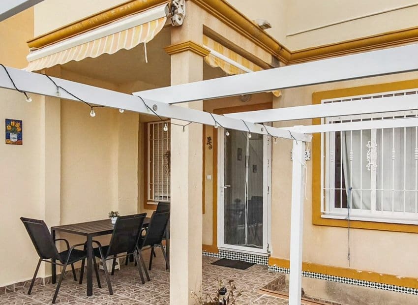 2 sovrum Lägenhet till salu i Playa Flamenca med pool - 176 900 € (Ref: 9847691)