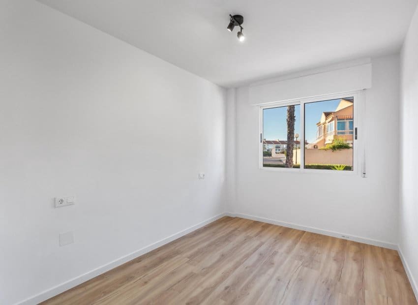 2 soverom Leilighet til salgs i Torrevieja med svømmebasseng - € 149 990 (Ref: 9847695)
