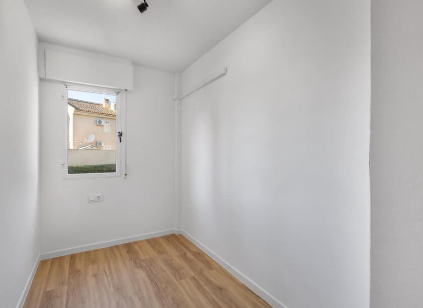 2 soverom Leilighet til salgs i Torrevieja med svømmebasseng - € 149 990 (Ref: 9847695)