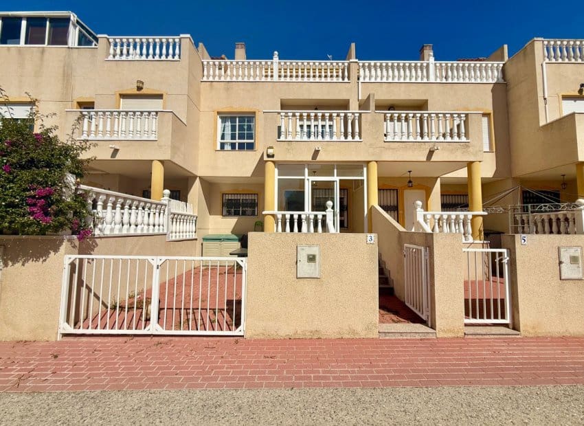 3 slaapkamer Villa te koop in Guardamar del Segura met zwembad - € 185.000 (Ref: 9847698)
