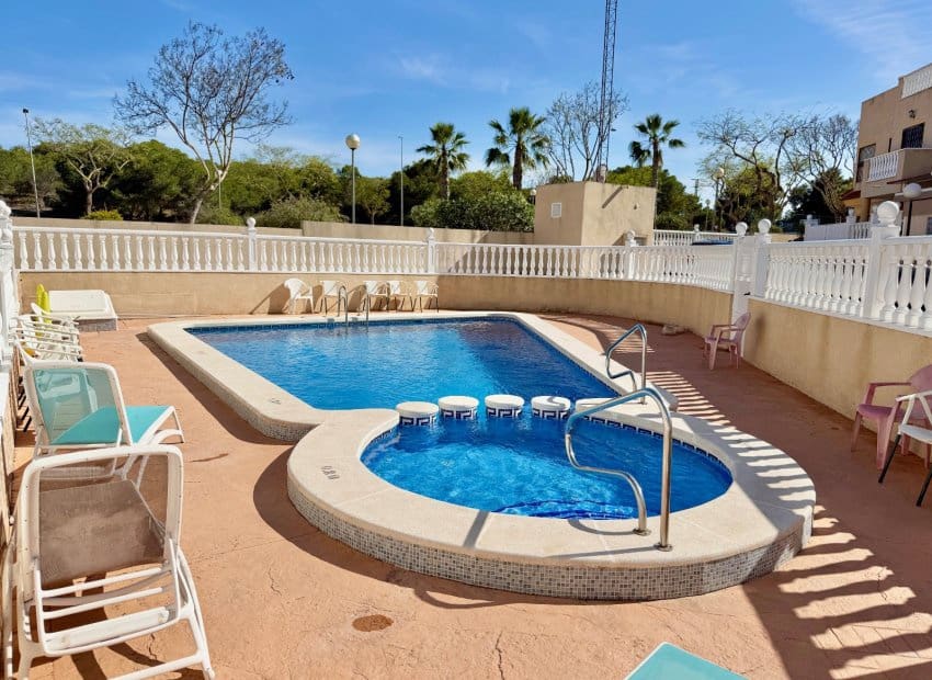 3 slaapkamer Villa te koop in Guardamar del Segura met zwembad - € 185.000 (Ref: 9847698)
