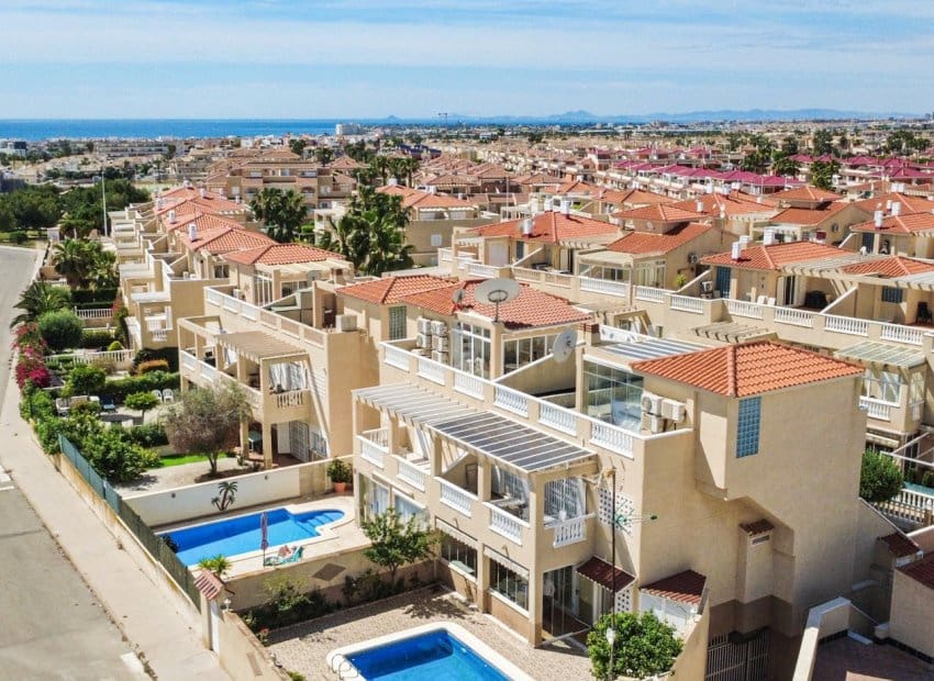 3 makuuhuone Huoneisto myytävänä paikassa Orihuela Costa mukana uima-altaan - 359 000 € (Ref: 9849762)