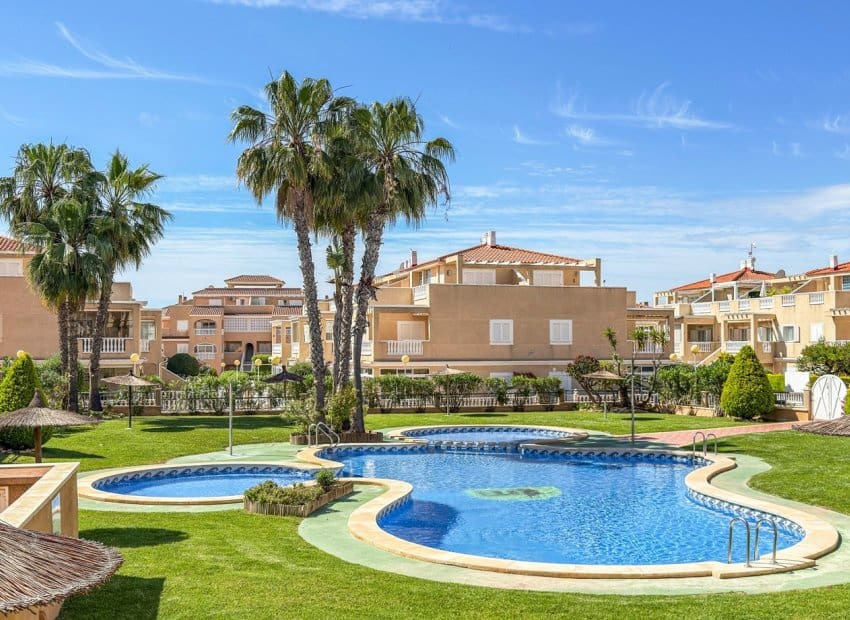 3 makuuhuone Huoneisto myytävänä paikassa Orihuela Costa mukana uima-altaan - 359 000 € (Ref: 9849762)