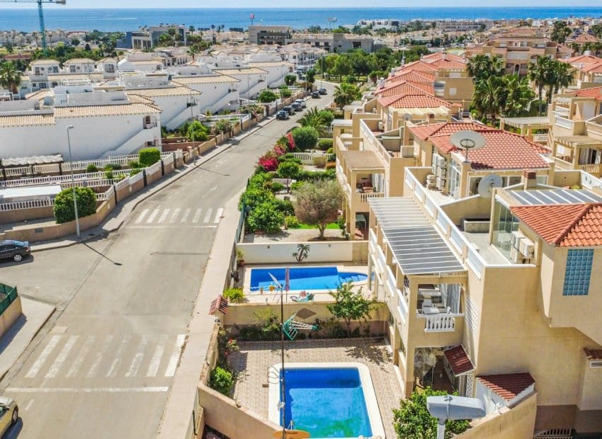 3 makuuhuone Huoneisto myytävänä paikassa Orihuela Costa mukana uima-altaan - 359 000 € (Ref: 9849762)