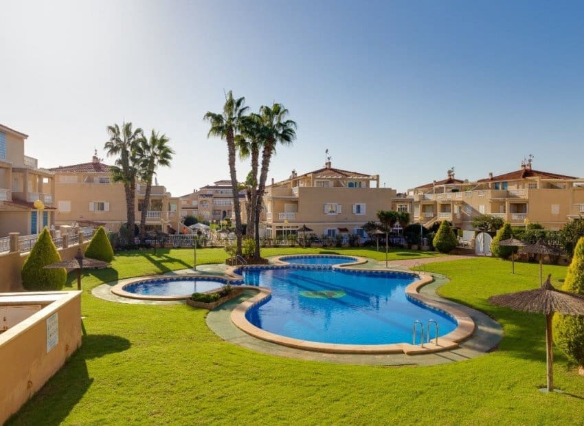 3 makuuhuone Huoneisto myytävänä paikassa Orihuela Costa mukana uima-altaan - 359 000 € (Ref: 9849762)