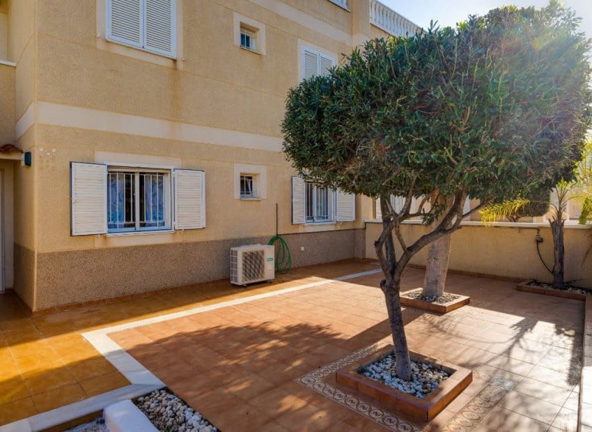 3 makuuhuone Huoneisto myytävänä paikassa Orihuela Costa mukana uima-altaan - 359 000 € (Ref: 9849762)