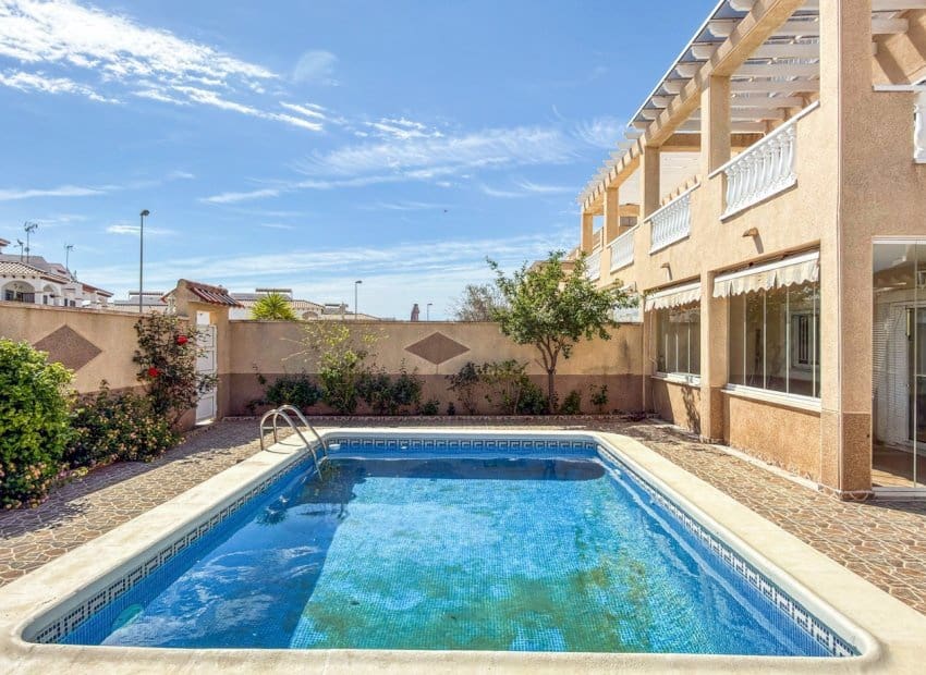 3 makuuhuone Huoneisto myytävänä paikassa Orihuela Costa mukana uima-altaan - 359 000 € (Ref: 9849762)