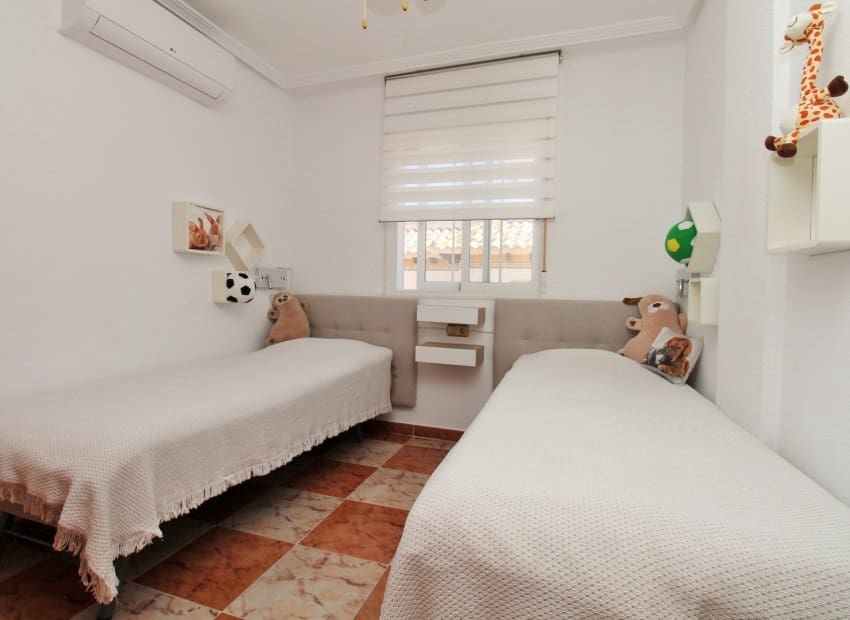 Casa de 2 habitaciones en Orihuela Costa en venta con piscina - 219.900 € (Ref: 9852155)